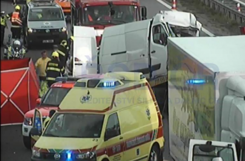 Tragická nehoda zastavila dopravu na dálnici, zemřel řidič dodávky