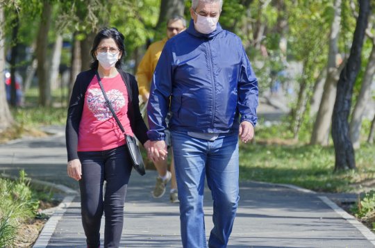 Jaká pravidla se od pondělí mění? Zmírňují se opatření pro obchody i shromažďování