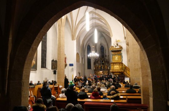 Kostelem zněla hudba a zpěv