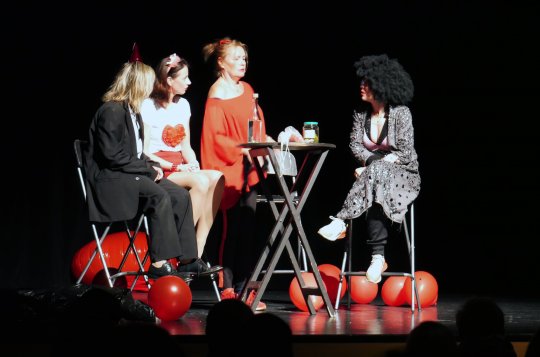 Talentované herečky zapojily publikum do hry Můžem i s mužem