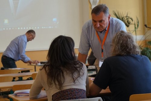 Na gymnáziu běží letní seminář o filosofii fyziky a matematiky