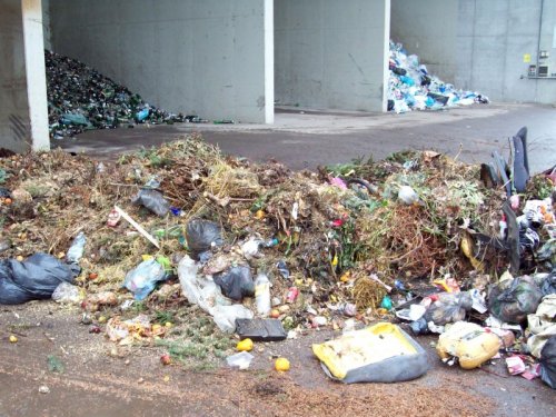 Lidé do bioodpadu házejí i plasty. Tím ho znehodnocují