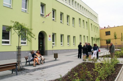 Škola na Sokolovské má novou fasádu, parčík i nádvoří