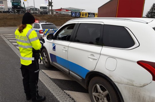 Policisté kontrolují dodržování opatření