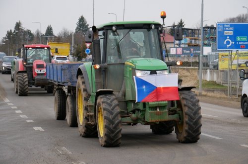 Traktory se valily na město