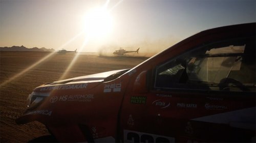 Největší dakarští srdcaři unikli o fous vyloučení