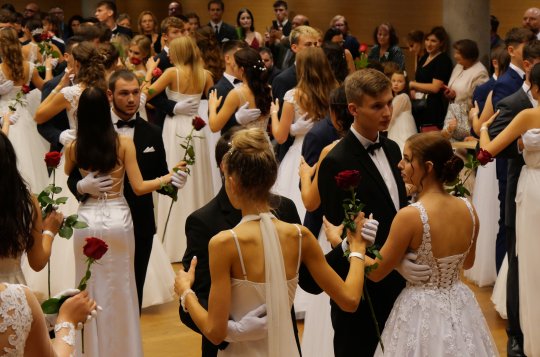 Tanečníci a tanečnice doslova zaplnili celý velký sál