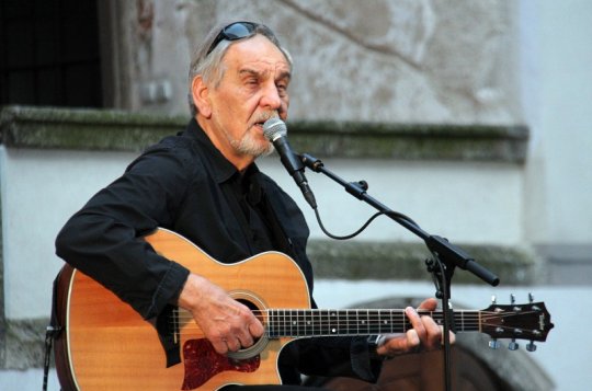 Přednášky v Jupiter clubu skončily. Na zámku zazpíval Wabi Daněk