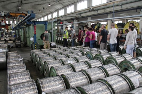 Lidé si přišli prohlédnout výrobu kabelů i bavit se