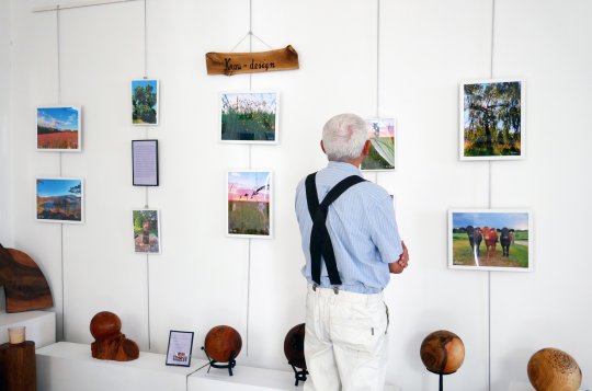 Výstavní sál muzea zaplnily obrazy, fotografie a energetické koule