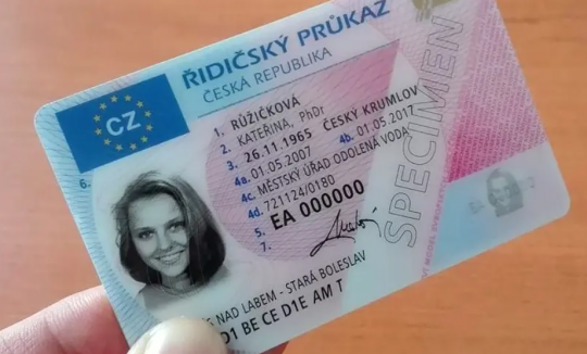 Platnost řidičských průkazů se prodlužuje, s propadlými na úřad nemusíte