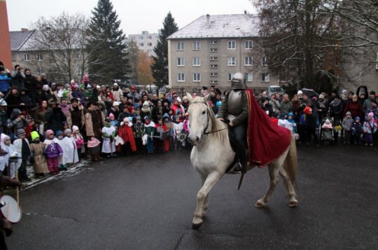 Martin na bílém koni přijel za dětmi až do školky