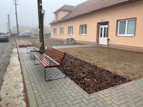 Před kulturákem pokvete červený kaštan