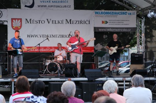 Na náměstí zazněly známé country skladby v rockovém kabátě