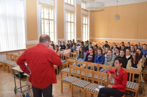 Gymnazisté besedovali s historikem Štindlem o české emigraci po únoru 1948