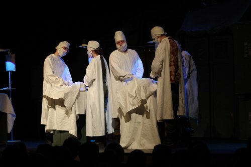 Z jeviště Jupiter clubu se stal operační sál