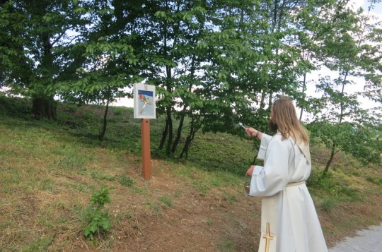 V Osové Bítýšce byla vysvěcena křížová cesta uzdravení