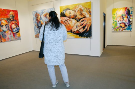 Výstavní síň září obrazy