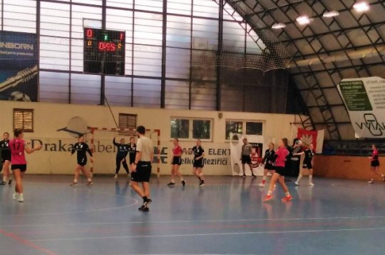 Starší dorostenky doma body nezískaly