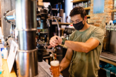 Bary a restaurace budou od středy zavírat ve 20 hodin