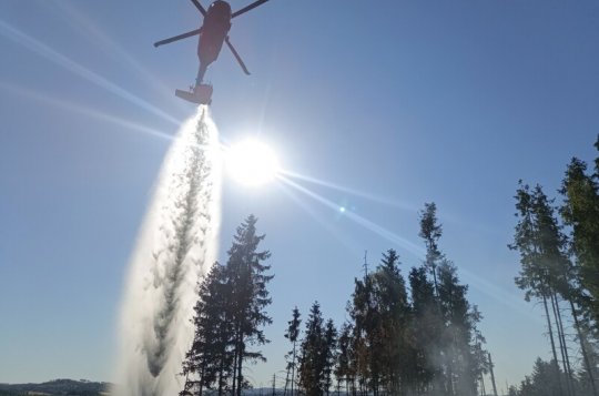 V Oslavici hořel les. Zasahoval i vrtulník