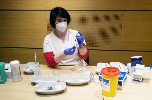 Od 4. ledna mohou posilující dávku obdržet osoby starší 18 let