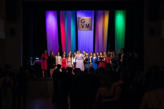 Studentský ples gymnázia zahájila polonéza