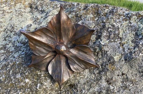 Kámen ozdobí květy