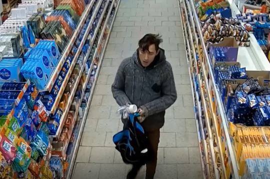 V Křižanově zloděj okradl seniorku. Policisté žádají veřejnost o spolupráci