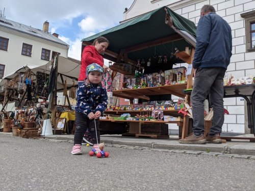 Jarmark omezí parkování na náměstí
