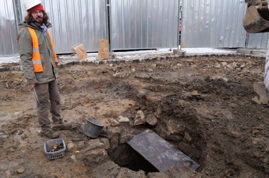 Archeologové našli před kostelem studnu