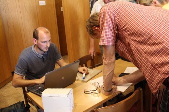 Zájemci o testování DNA zaplnili vestibul kina