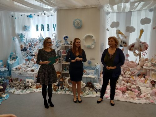 Návštěvníky provedou výstavou panenek samy autorky