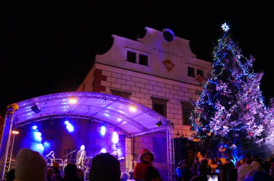 Bezmála dva tisíce lidí rozsvítily vánoční stromeček 