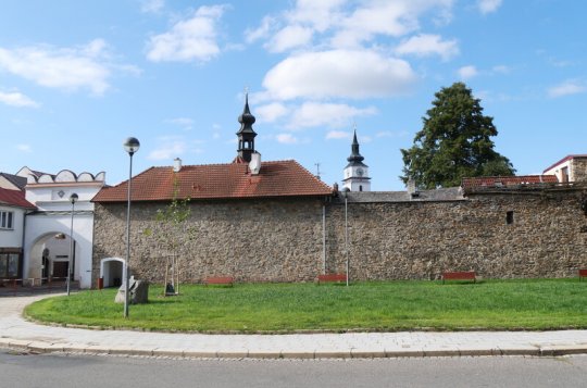 Hradby budou od září osvětleny