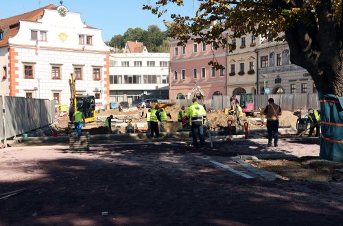 Střed náměstí se rychle plní kostkami