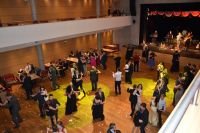 Na studentském plese gymnázia nechyběla polonéza ani šerpování maturantů