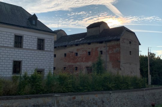 Prodejem sýpky dostala lávka zelenou