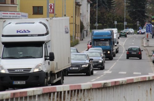 Město je obtížně průjezdné, posváteční provoz ucpal dálnici