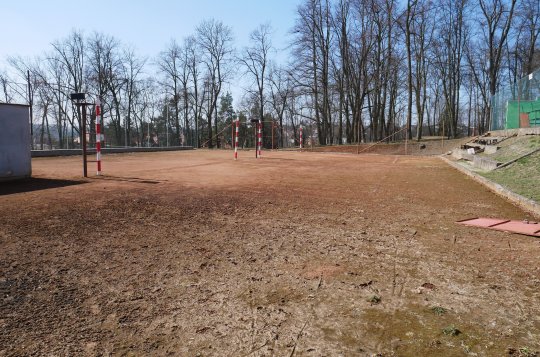 Město hledá zhotovitele na opravu a rekonstrukci kurtů v Areálu zdraví