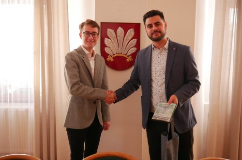 Maturant předal starostovi svůj projekt