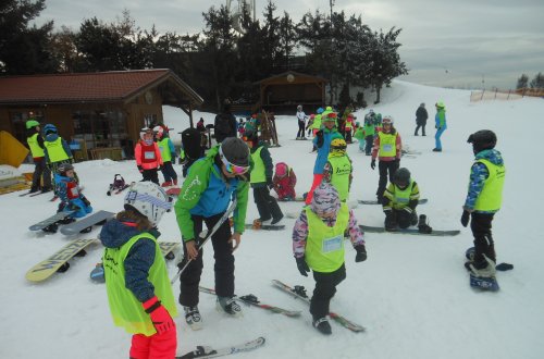 Na sjezdovce se začaly střídat školní lyžařské kurzy