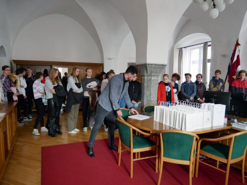 Gymnazisté navštívili radnici
