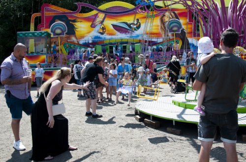 Přijela pouť a s ní kolotoče, tanec, zpěv