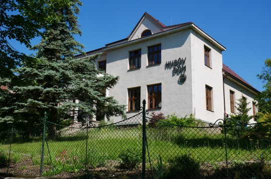 Vydejme se s Janou Molnárovou za tajemným Santinim