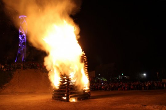 Stovky lidí přihlížely zapálení hranice na Fajťáku