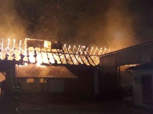 V Kozlově hořela střecha hospodářského stavení, na místě zasahovalo osm jednotek hasičů