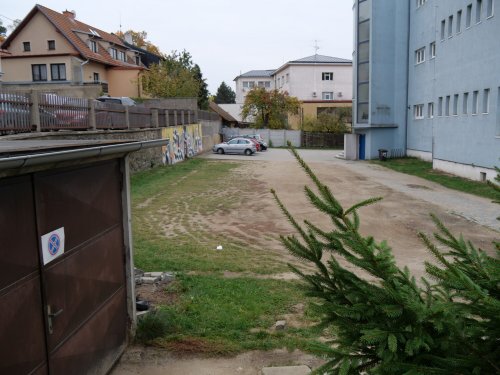 Za ZUŠkou se buduje