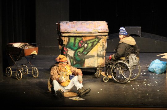 Jana Potměšila ‚zahrabali' v Jupiteru až po krk do písku