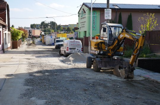 Okružní křižovatkou v ulici Oslavická řidiči pár dní neprojedou